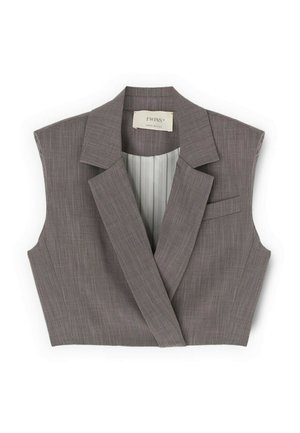 Blazer ajustado sin mangas, corto, en gris con solapas, un bolsillo en el pecho y un patrón texturizado sutil.