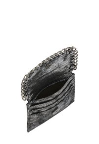 Fekete fémes bőr pénztárca ezüst lánc díszítéssel. Több kártyatartóval és patentos zárással rendelkezik. Strukturált felület, kompakt forma.