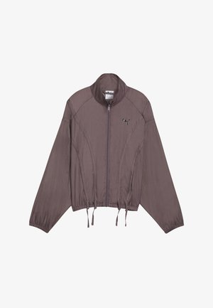 Jachetă cu fermoar de culoare violet deschis, cu mâneci lungi, guler înalt, șnururi la tiv și un mic logo Puma negru pe piept.