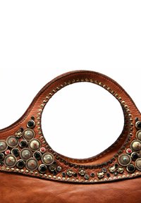 Borsa a tracolla in pelle marrone con manico circolare, decorata con borchie metalliche e gemme colorate, con una finitura testurizzata.