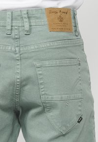 REGULAR STRETCH BERMUDA COLORS  - Farmer rövidnadrágok - verde green