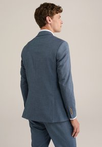 Mans blårutig kavaj, texturerad tyg, skräddarsydd passform, snedskurna lapels och fyra knäppningsdetaljer vid ärmarna, tillsammans med matchande byxor.