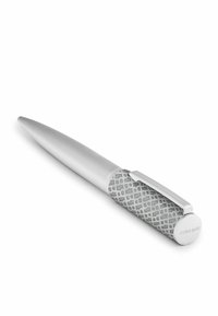 Penna argento metallico con impugnatura e clip testurizzati, incisa con "Hugo Boss" sulla estremità tonda.