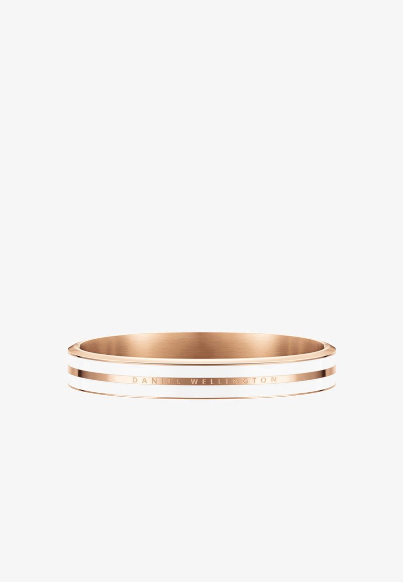 Námořnický náramek z kovu ve zlatém tónu s bílými smaltovanými pruhy. Má hladký povrch a vyražený nápis "DANIEL WELLINGTON" na vnější straně.