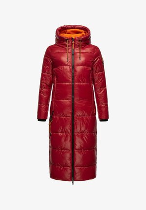 Abrigo acolchado rojo con capucha, cierre de cremallera, forro naranja contrastante y cordones elásticos. Cuenta con bolsillos laterales y diseño hasta la rodilla.