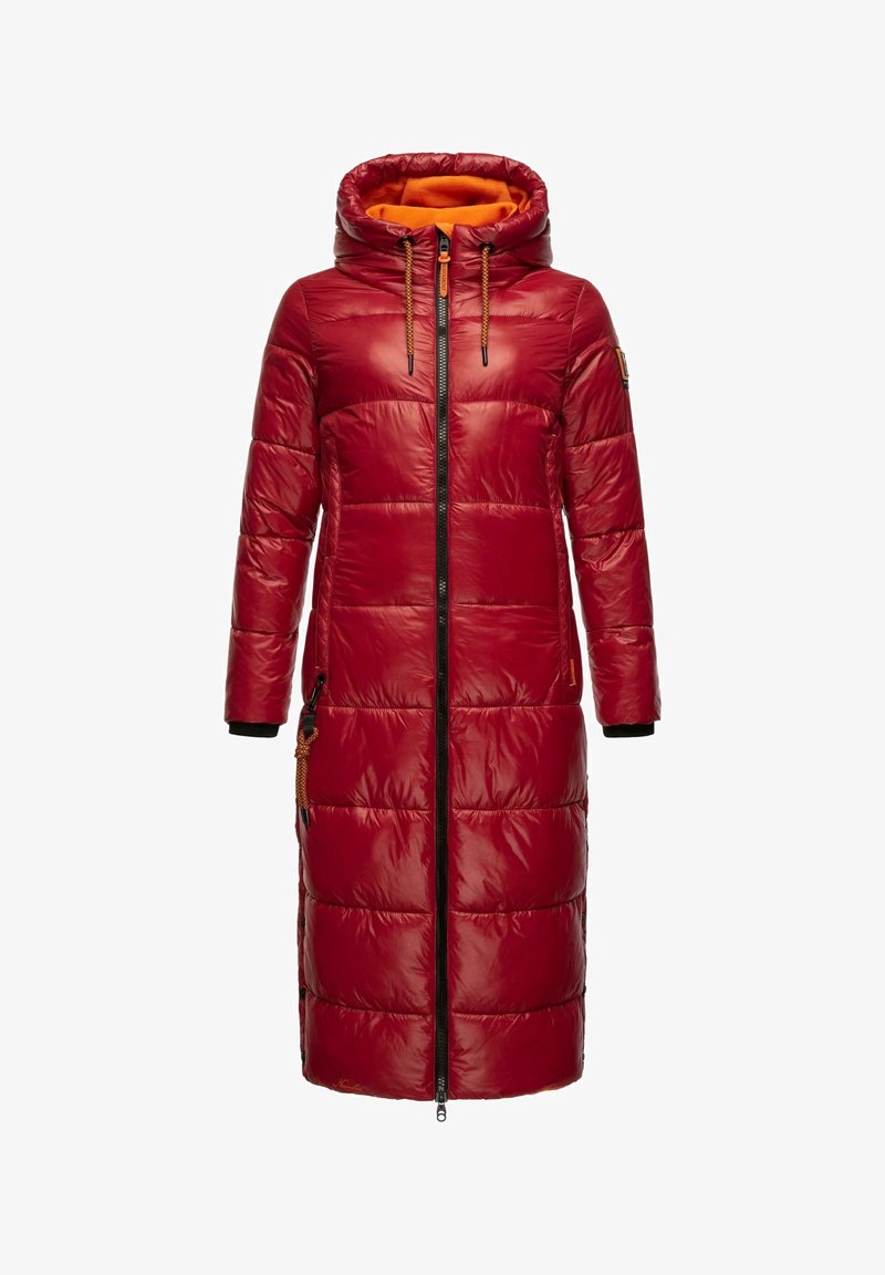 Doudoune rouge avec capuche, fermeture éclair, doublure orange contrastante et cordons élastiques. Comprend des poches latérales et une coupe longueur genou.