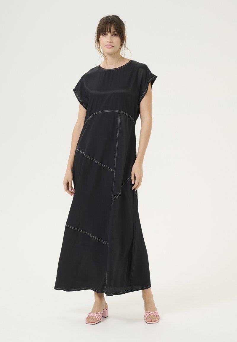 Musternite musta maksikleit lühikeste varrukatega, millel on kontrastne õmblus ja mugav lõige. Sile kangas, nurga all õmblusdetailid kogu ulatuses.