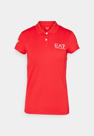 Rotes Polo-Shirt aus strukturiertem Stoff, mit einer Zwei-Knopf-Leiste und weißem EA7-Logo auf der linken Brust und dem Ärmel. Kurze Ärmel.