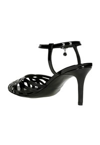Černé sandály na vysokém podpatku s otevřenou špičkou, vyrobené z lesklého materiálu; mají páskový svršek s pleteným vzorem a řemínek kolem kotníku.