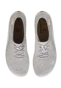 Szare buty z wełny merino o teksturowanym wzorze, z białymi podeszwami i minimalistycznym sznurowaniem. Wewnątrz znajduje się logo marki oraz metka rozmiaru.