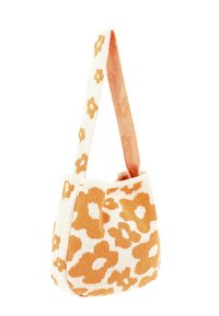 Strikket håndtaske med en cremet baggrund og orange blomstermønster. Har en tekstureret rem i en matchende orange nuance. Kompakt, afrundet form.