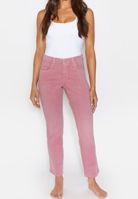 Vaqueros de corte recto en denim rosa con bolsillos delanteros, trabillas para el cinturón y cierre de botón. La tela tiene una textura suave y un ligero brillo.