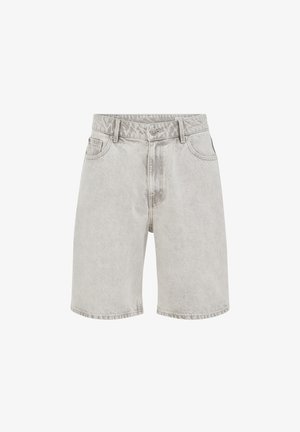 Pantalones cortos de denim gris claro con botón y cremallera delanteros, trabillas para cinturón y diseño de cinco bolsillos.