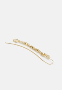 Pince à cheveux dorée avec un design de chaîne liée, surface lisse et attache en chaîne fine. Mesure environ 10 cm de longueur.