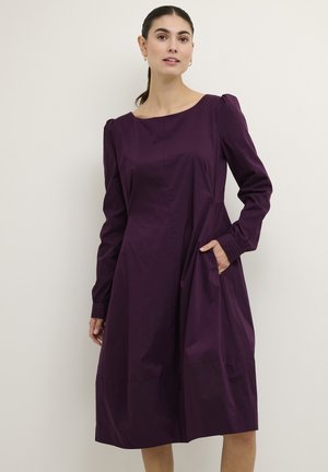 Lila, langärmliges Kleid mit einem quadratischen Ausschnitt, gerafften Ärmeln und Seitentaschen. Glatter Stoff mit einer lässigen Passform und knielanger Länge.
