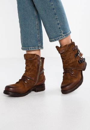Botines camperos - cognac