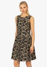 Schwarzes ärmelloses Kleid mit goldenem Blumenmuster, strukturiertem Design, ausgestellter Silhouette und leichtem Textur. Schlichte Ausschnittlinie und gefältelter Rock.