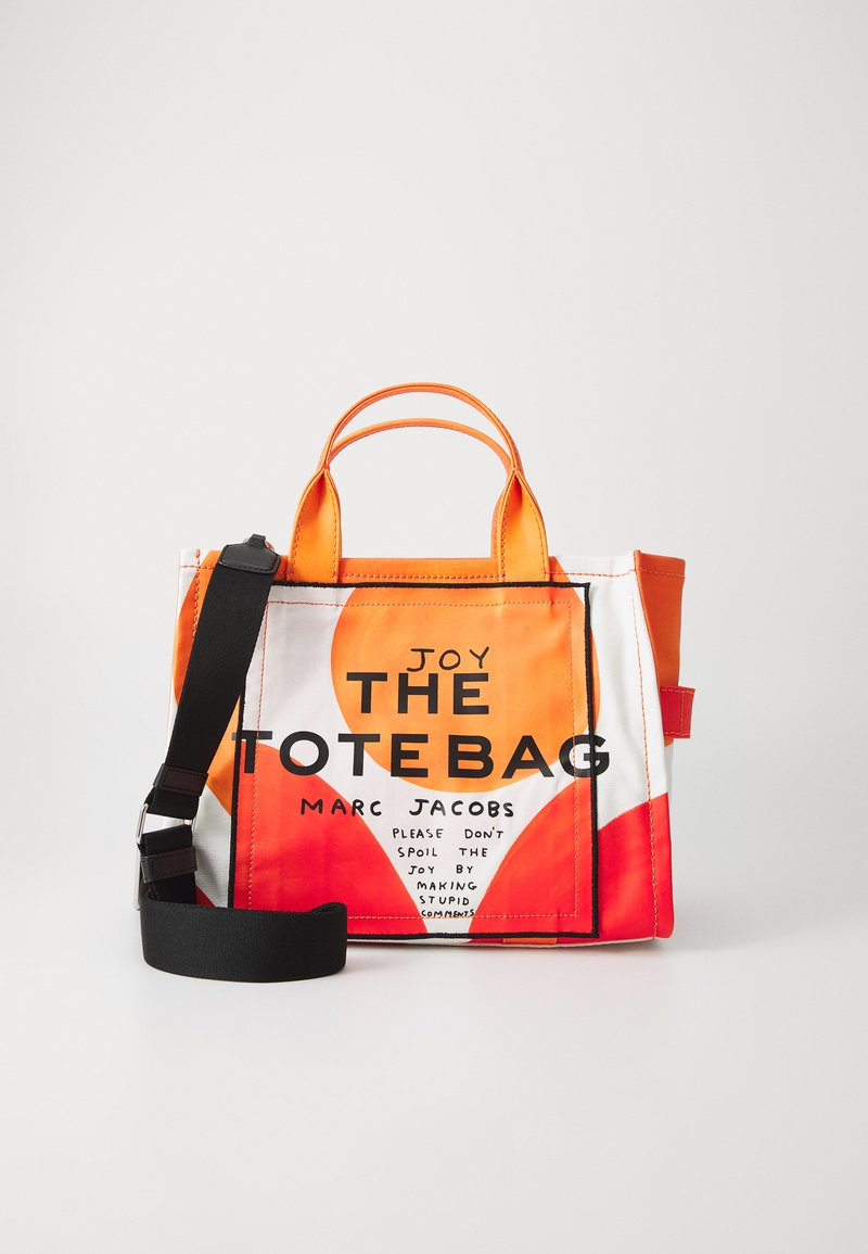 Farverig tote bag med en iøjnefaldende orange og hvidt design samt sort tekst. Lavet af stof med to håndtag og en justerbar rem.