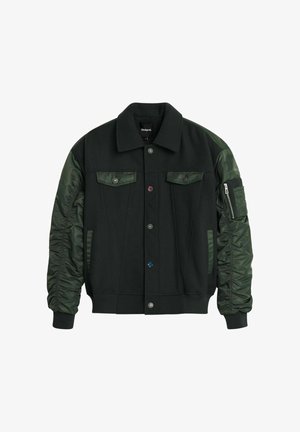 Schwarze und dunkelgrüne Bomberjacke mit Knopfleiste, zwei Brusttaschen mit Klappen, Reißverschluss-Tasche am Ärmel und gerafften Ärmeln.