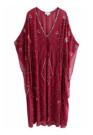 Bordový kaftan s hlbokým V-výstrihom, zdobený striebornými geometrickými vzormi a flitrami. Má voľné rukávy a opásanie v oblasti pása.