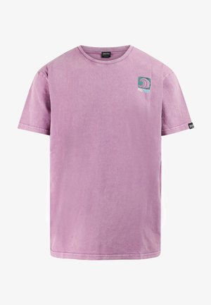 Lavendelfarbenes T-Shirt mit kurzen Ärmeln, kleinem grünen und weißen Wellenlogo sowie dem Schriftzug "PROTEST" auf der linken Brust und am Ärmelschild.