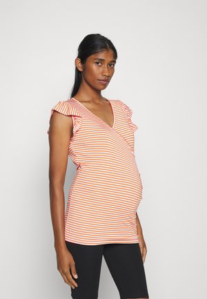 T-shirt de maternidade em laranja e branco às riscas, com mangas curtas e franzidas e um design de decote em V, feita de um tecido macio e elástico.