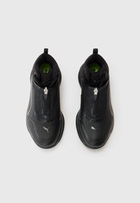 Czarne sportowe buty z gładką siateczką na cholewce, kontrastowymi teksturowanymi panelami, zamkiem błyskawicznym, wyściółką wokół kostki oraz detalem z logo. Elastyczny materiał wokół kołnierza.