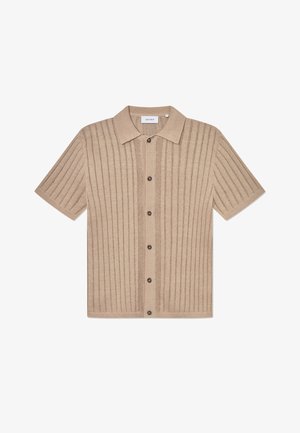 Beige polo shirt met korte mouwen, voorzien van een verticale ribbeltextuur, knoopsluiting en contrasterende donkere knopen. Zachte stof en op maat gemaakte kraag.