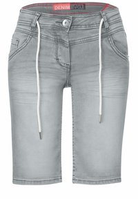 Bermuda shorts in denim grigio con coulisse, caratterizzati da due tasche frontali e una texture liscia. La vita presenta un'etichetta con accentuazione rossa.