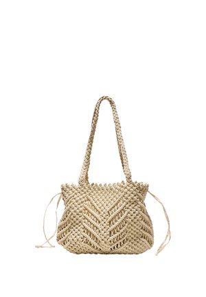 Beżowa torba na ramię z makramy z plecionym wzorem w jodełkę oraz dwoma długimi uchwytami, wyposażona w regulowane boczne troczki do zapięcia.