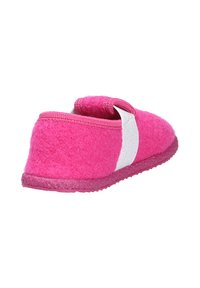 Roze vilten slipper met een gestructureerd oppervlak, ronde vorm en een witte bandaccent. De zool is roze en heeft een licht verhoogd patroon.