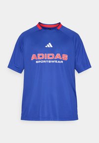 Sininen urheilupaita, joka on valmistettu kevyestä kankaasta. Ominaisuuksiin kuuluu punainen kaulus ja hihat, joissa on "ADIDAS"-logo ja "SPORTSWEAR"-teksti valkoisena ja punaisena.