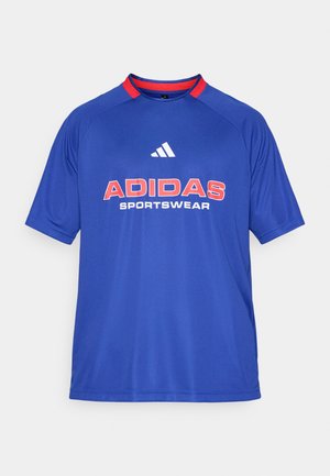 Blauwe sport t-shirt van lichtgewicht stof. Heeft een rode kraag en mouwen, met het logo "ADIDAS" en de tekst "SPORTSWEAR" in wit en rood.