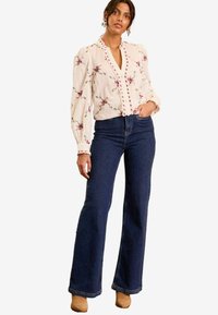 Love & Roses - REGULAR FIT -EMBROIDERED NOTCH NECK LONG SLEEVE - Button-down blouse - ivory floral Thumbnail Image 1
