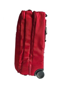 Valigia morbida rossa con due cerniere, texture liscia e una ruota laterale per una facile manovrabilità. Design rettangolare compatto.