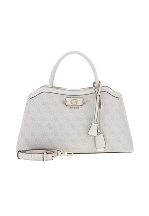 Sac à main blanc à motifs avec doubles poignées, logo Guess doré, bandoulière amovible et étiquettes en cuir décoratives suspendues.
