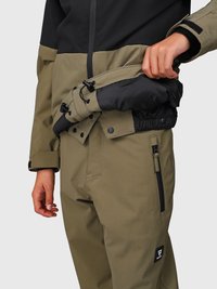 Chaqueta impermeable verde y negra con cremallera frontal, puños ajustables y bolsillos. Cuenta con una cintura ceñida y un diseño de almacenamiento plegable.