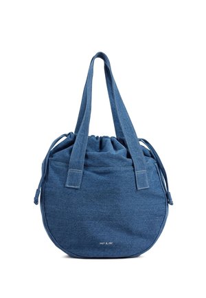 Okrągła, dżinsowa torba z marszczonym górnym brzegiem, podwójnymi uchwytami i zapięciem na sznurek. Jasnoniebieski kolor z subtelnym przeszyciem i logo marki na dole.