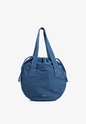Ronde denimtas met een geplooide bovenkant, dubbele handvatten en een trekkoordsluiting. Heldere blauwe kleur met subtiele stiksels en het merkembleem onderaan.