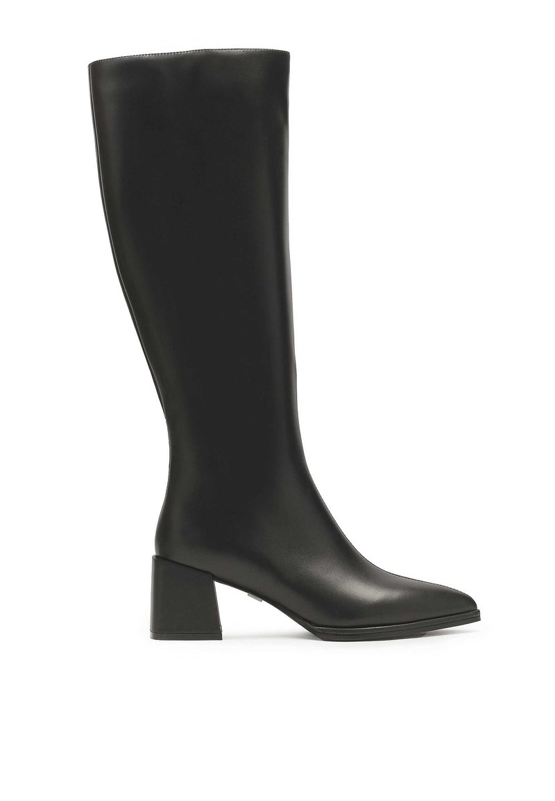 Bottes noires montantes en cuir lisse, avec un bout pointu et un talon carré épais. Design minimaliste sans matériel visible.