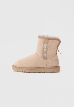 Beige gamušaste gležnjače s krznom, s potporom na stražnjoj strani i Kangaroos logotipom sa strane i na peti.