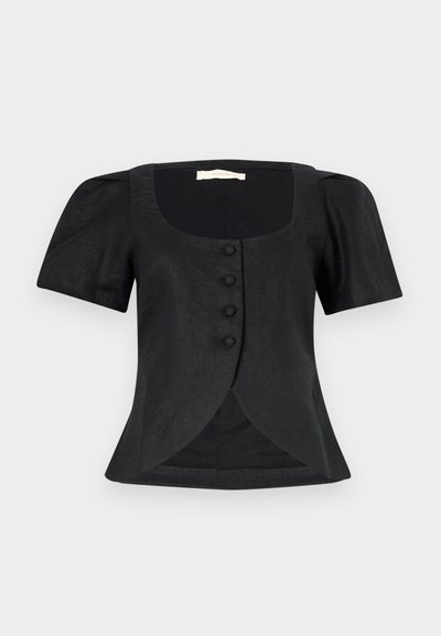 Melna īsām piedurknēm blūze ar kvadrātveida dekoltē, ar pieguļošu siluetu, sešām priekšējām pogām un vieglu vājo piegriezumu apmalē.