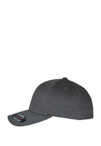 Cappellino da baseball grigio con visiera rigida e curvata, tessuto testurizzato, sei fori di ventilazione e un'etichetta adesiva sulla visiera.