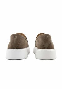 Suède bruine sneakers met een witte rubberen zool. Heeft een eenvoudig ontwerp, ronde vorm en subtiele stiksels bij de hiel.