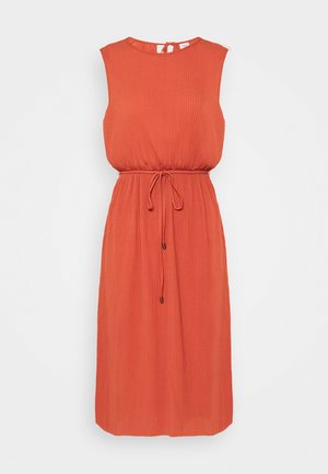 Ärmelloses Midikleid aus strukturiertem, verbrannt-orangefarbenem Stoff mit rundem Ausschnitt und verstellbarem Taillengürtel.