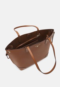 Bruine neplederen tote bag met een gestructureerde vorm, dubbele handvatten, goudkleurige hardware en een binnenvak voor organisatie.