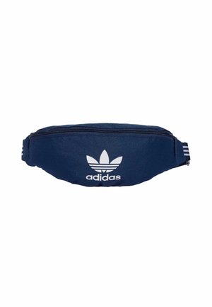 Marsupio blu navy realizzato in tessuto durevole, con una zip frontale, logo Adidas bianco e dettagli a righe sulla tracolla regolabile.