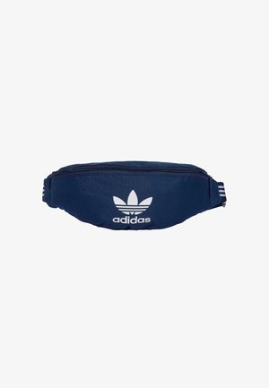Marsupio blu navy realizzato in tessuto durevole, con una zip frontale, logo Adidas bianco e dettagli a righe sulla tracolla regolabile.