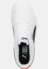Sneaker bianco con tomaia in pelle liscia, perforazioni, accento laterale blu scuro e linguetta nera con codice QR. Accento rosso sulla suola.