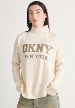 INTARSIA LOGO TURTLENECK HIGH LOW BOXY SWEATER - Svetrík - blonde/taupe